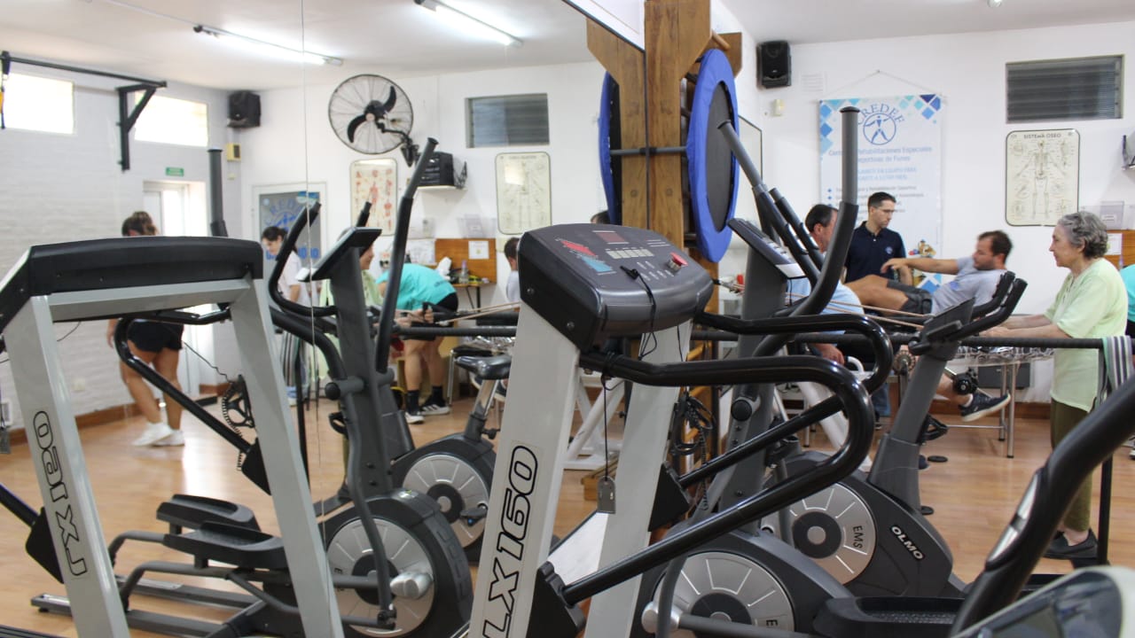Atención de primer nivel y un gimnasio a full: el centro de rehabilitación que lidera en Funes hace 20 años
